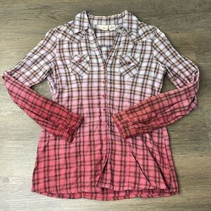 DayTrip Women’s Ombre Red White Plaid Button Up V Neck Shirt, size small